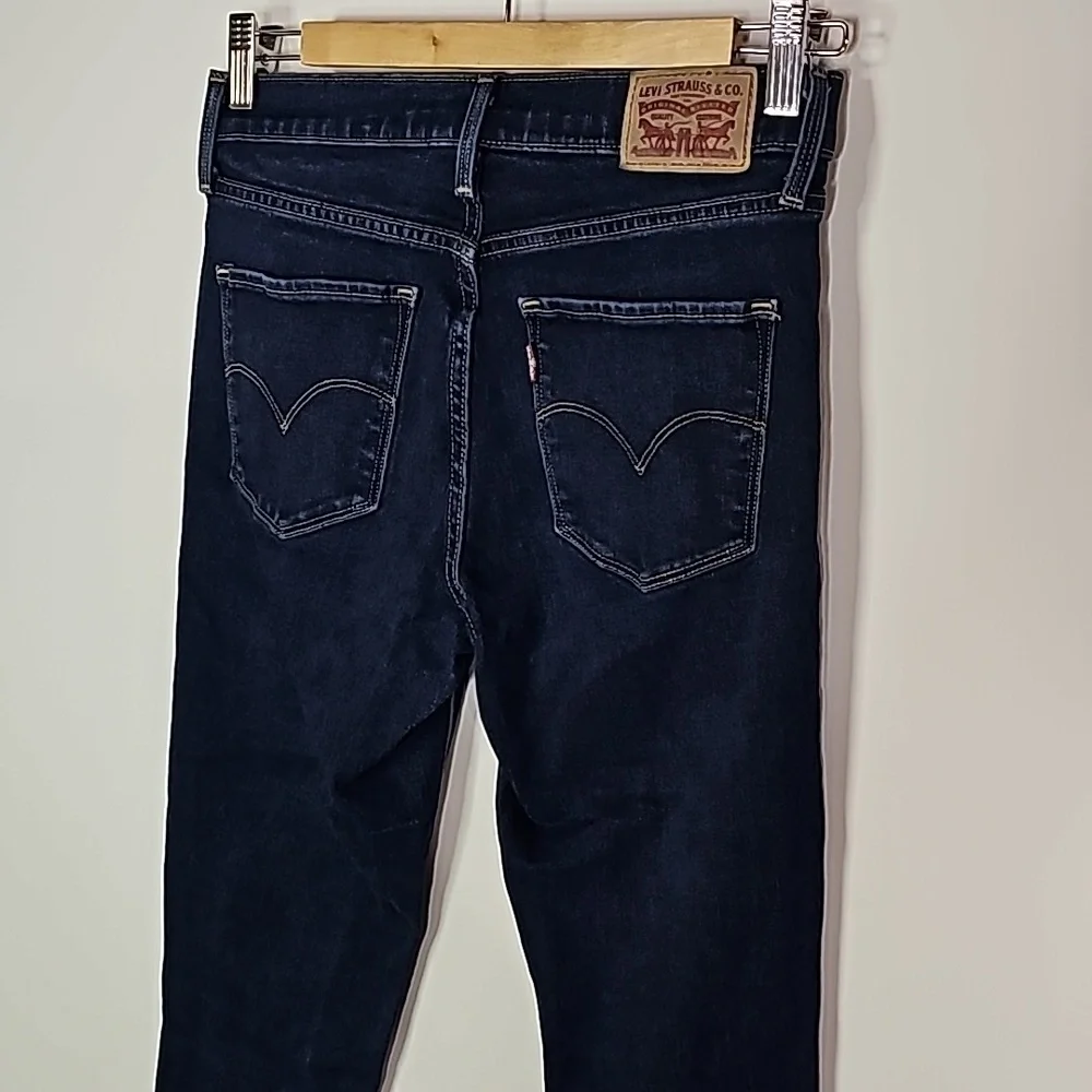 LEVI'S dark wash 27x30 skinny jeans - Picture 4 of 6